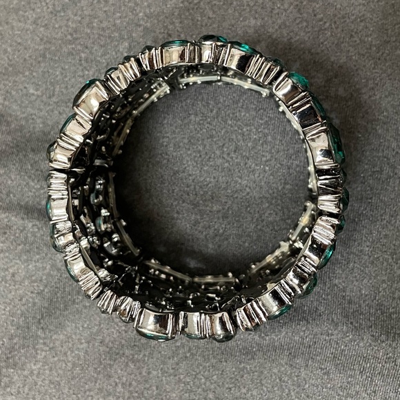 Elegant Silver and Green Gemstone Necklace and Bracelet Set - Picture 4 of 6